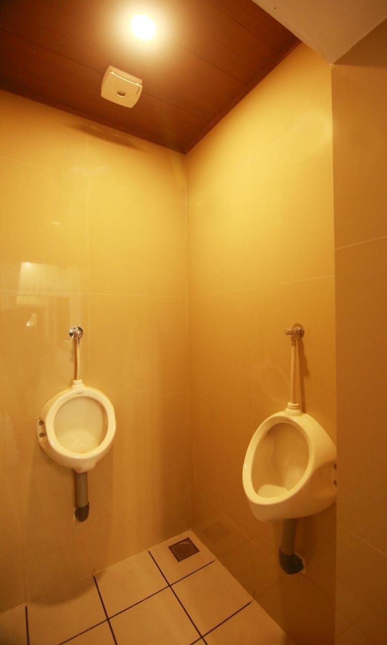 The Metro Pod - Backpackers A/C Dormitory Kochi Zewnętrze zdjęcie