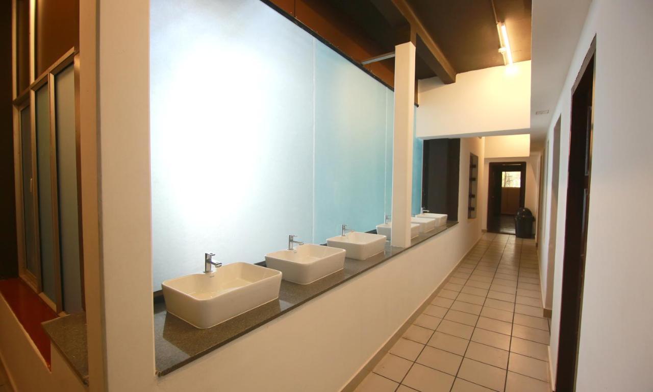 The Metro Pod - Backpackers A/C Dormitory Kochi Zewnętrze zdjęcie